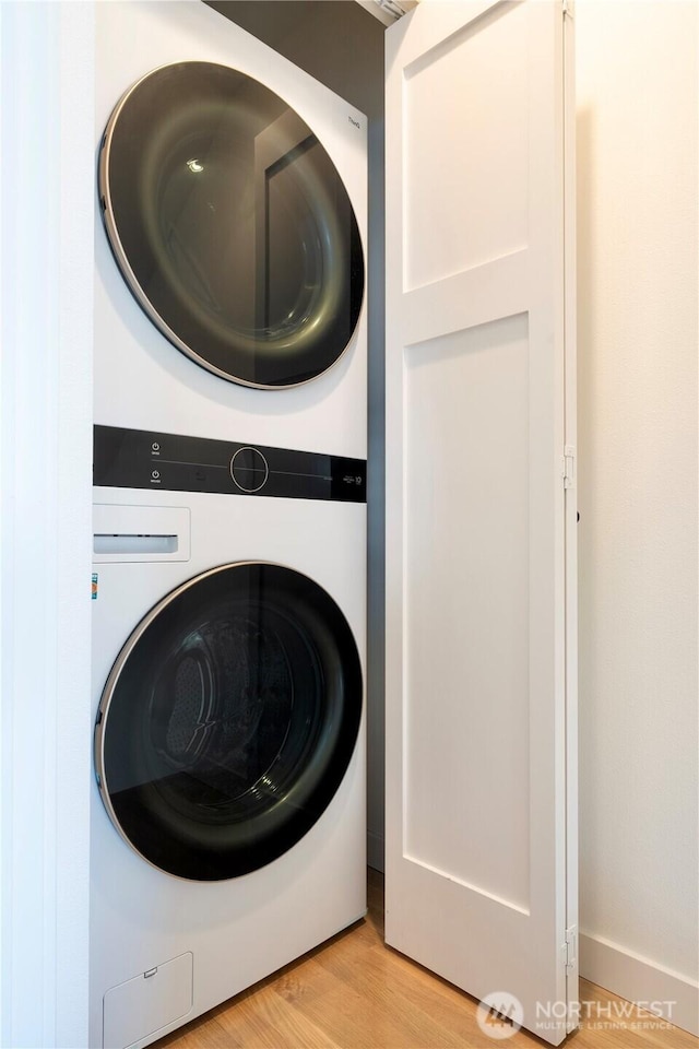 2620 NW 62nd St Unit B, Seattle, WA 98107 - laundry area featuring stacked washer / drying machine and light wood-style flooring