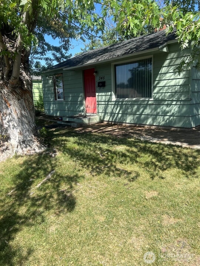 345 W Ridge Rd, Moses Lake, WA 98837 - view of front of house with a front lawn