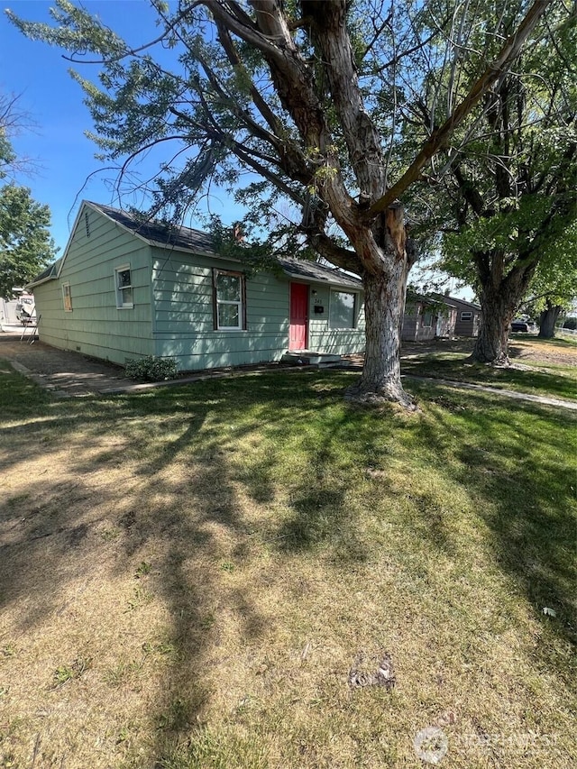 345 W Ridge Rd, Moses Lake, WA 98837 - single story home featuring a front lawn