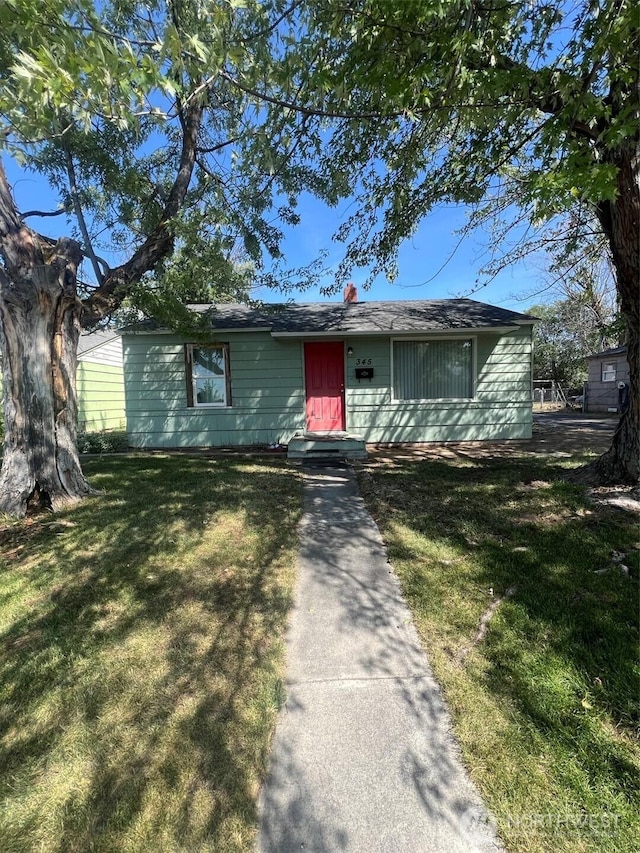 345 W Ridge Rd, Moses Lake, WA 98837 - single story home featuring a front lawn