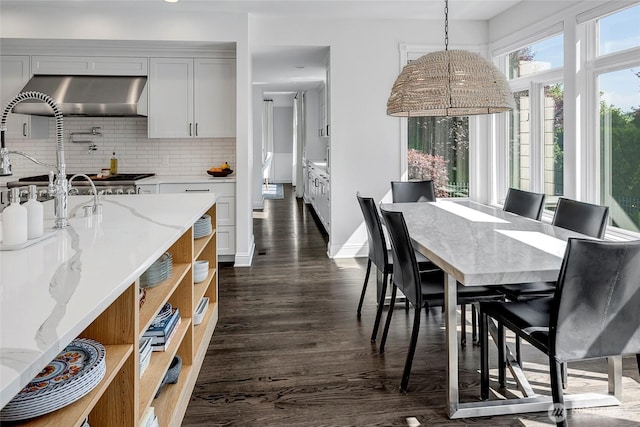 6581 156th Ave SE, Bellevue, WA 98006 - dining area featuring dark wood-style flooring and baseboards