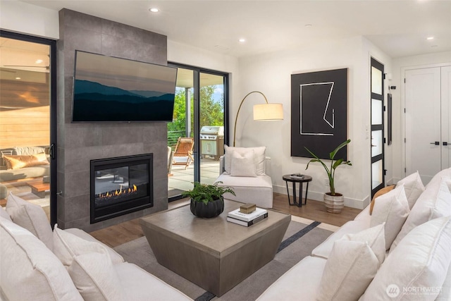 7826 115th Pl NE, Kirkland, WA 98033 - living room featuring wood finished floors, a fireplace, and recessed lighting