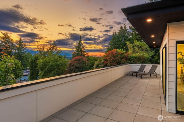 7826 115th Pl NE, Kirkland, WA 98033 - view of balcony at dusk
