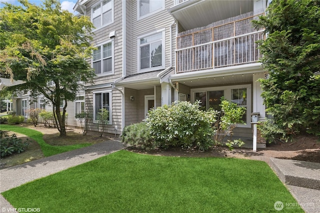 23757 SE 52nd Ln Unit 13-1, Issaquah, WA 98029 - view of front of property with a front yard and a balcony