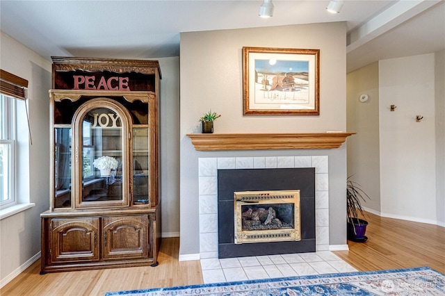 629 N 7th Ave, Sequim, WA 98382 - living room with wood finished floors and a tiled fireplace