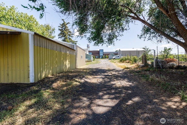 212S 3rd St, Almira, WA 99103 - view of yard featuring driveway and an outbuilding