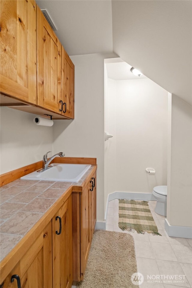 8012 105th Ave SW, Olympia, WA 98512 - laundry area featuring a sink and baseboards