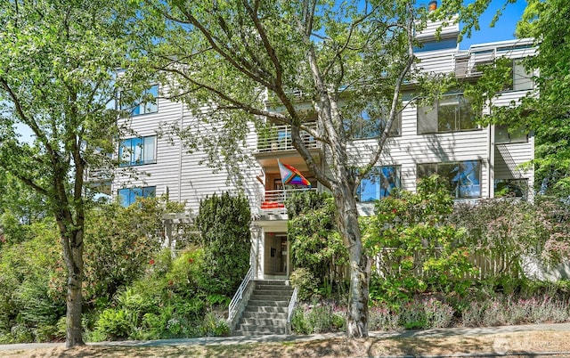 1100 E Harrison St Unit 103, Seattle, WA 98102 - view of front facade with a balcony