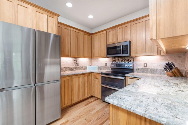 15949 159th Ln SE, Yelm, WA 98597 - kitchen featuring stainless steel appliances, light wood finished floors, backsplash, light brown cabinetry, and recessed lighting