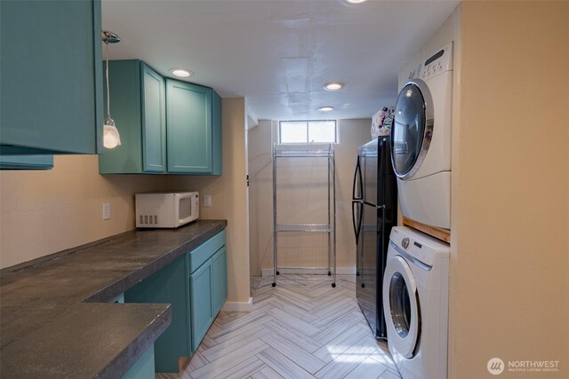 1328 Grant St, Walla Walla, WA 99362 - laundry area featuring stacked washer / drying machine and recessed lighting