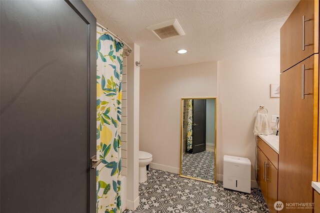1328 Grant St, Walla Walla, WA 99362 - full bath with vanity, a textured ceiling, recessed lighting, and curtained shower