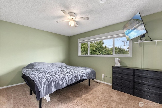 1401 Lum Rd, Centralia, WA 98531 - bedroom featuring carpet floors, a textured ceiling, and ceiling fan