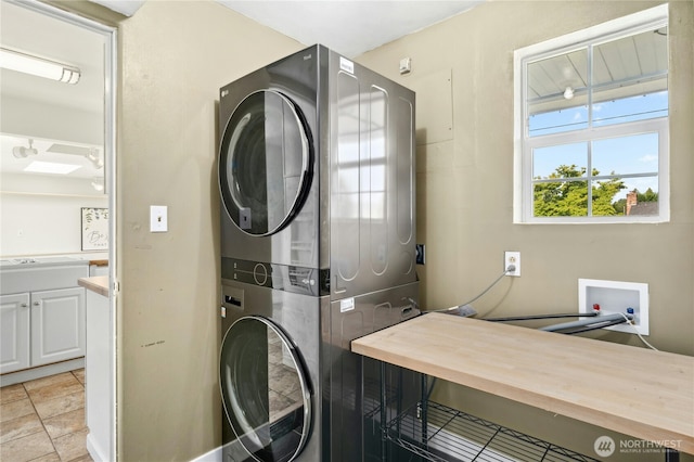 1037 Harding St, Enumclaw, WA 98022 - laundry area with stacked washer / dryer