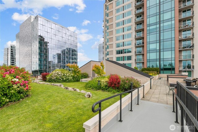 177 NE 107th Ave Unit 1601, Bellevue, WA 98004 - view of community with a yard