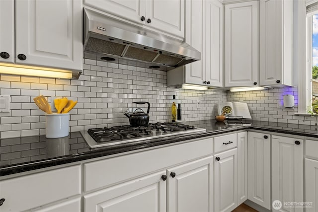 8122 NE 189th Pl, Kenmore, WA 98028 - kitchen featuring under cabinet range hood, stainless steel gas stovetop, dark countertops, white cabinetry, and decorative backsplash