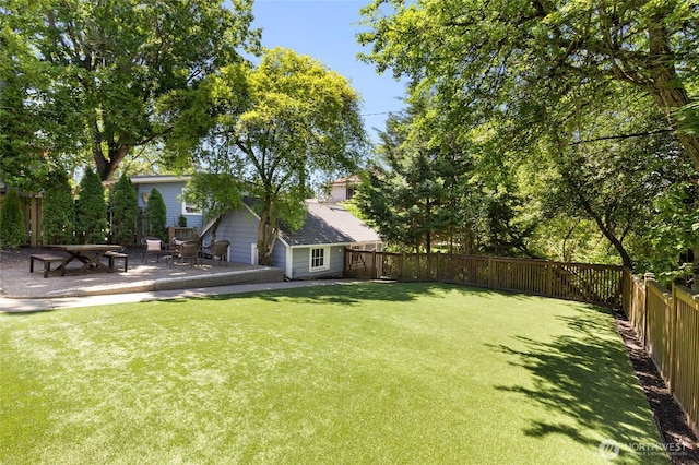 817 E Shelby St, Seattle, WA 98102 - fenced backyard featuring a patio area