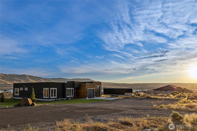 101 Wren Loop SW, Mattawa, WA 99349 - view of front facade featuring a mountain view, driveway, and a garage