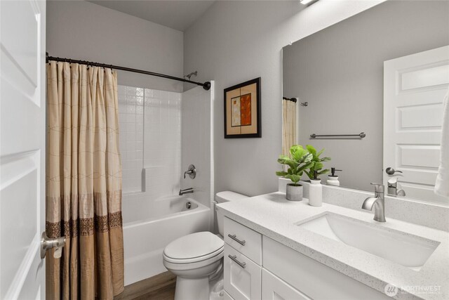 101 Wren Loop SW, Mattawa, WA 99349 - full bath with vanity, shower / tub combo, and wood finished floors