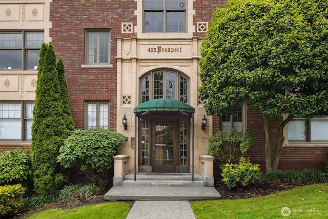 405 Prospect St Unit 201, Seattle, WA 98109 - doorway to property featuring brick siding