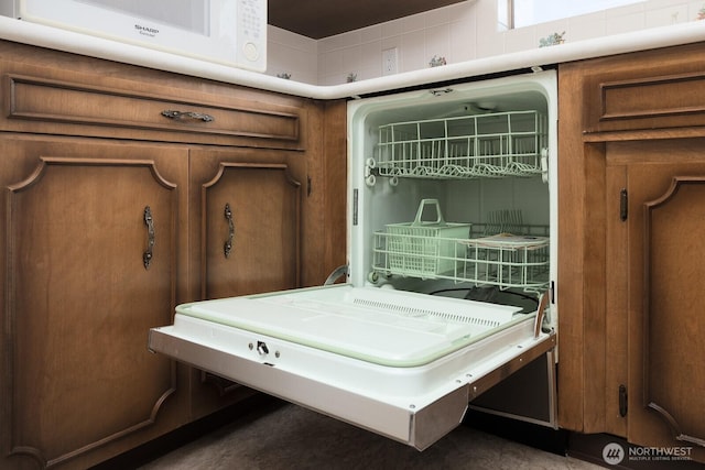 9802 124th St E, Puyallup, WA 98373 - detailed view of white microwave