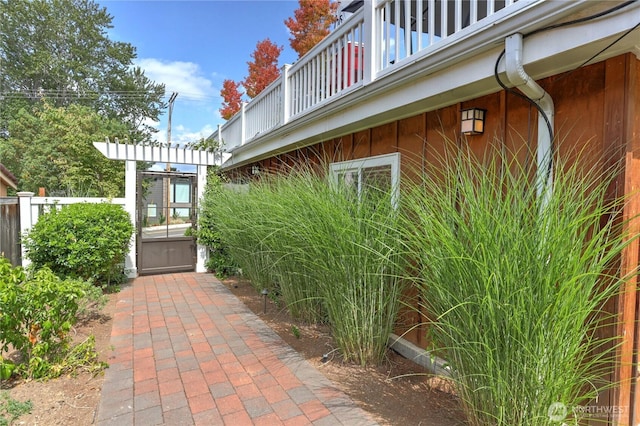 141 18th Ave, Kirkland, WA 98033 - view of home's exterior with a balcony