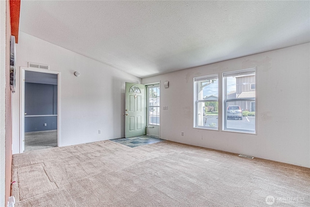 530 Sunday Dr, East Wenatchee, WA 98802 - carpeted empty room featuring a textured ceiling and vaulted ceiling
