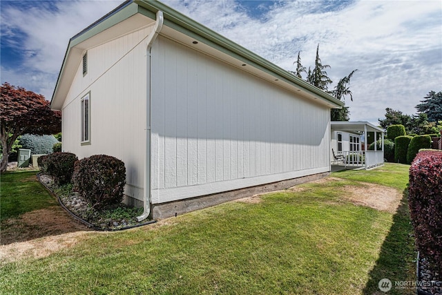 530 Sunday Dr, East Wenatchee, WA 98802 - view of side of home with a lawn and a porch