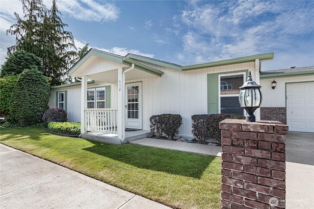 530 Sunday Dr, East Wenatchee, WA 98802 - view of front of home featuring a front yard and a garage