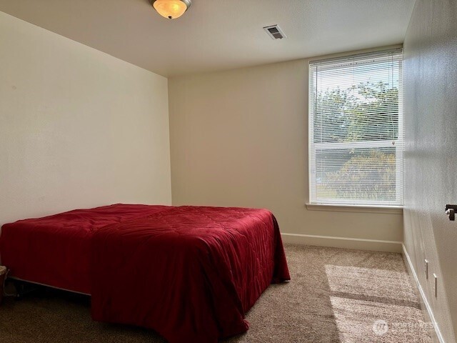 1548 River Rd Unit 105, Longview, WA 98632 - carpeted bedroom with baseboards
