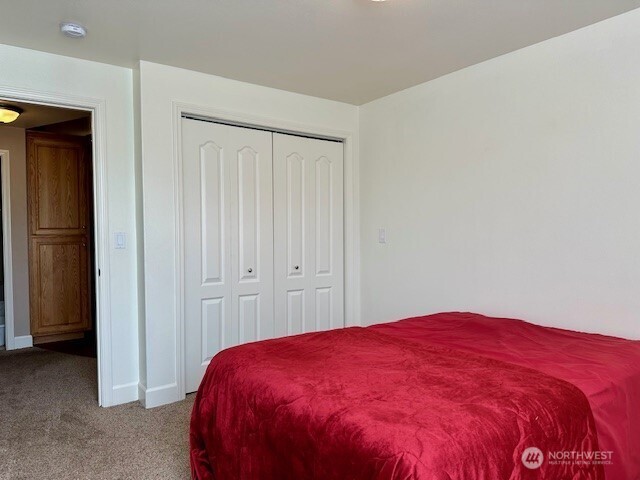 1548 River Rd Unit 105, Longview, WA 98632 - bedroom featuring carpet floors and a closet