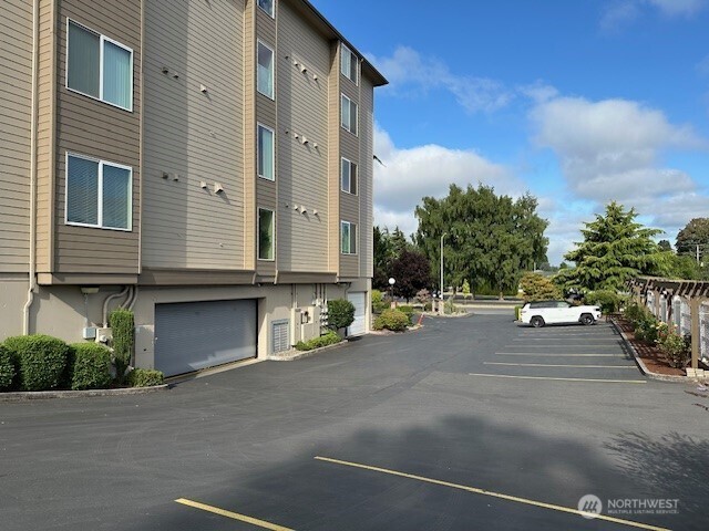 1548 River Rd Unit 105, Longview, WA 98632 - view of uncovered parking lot