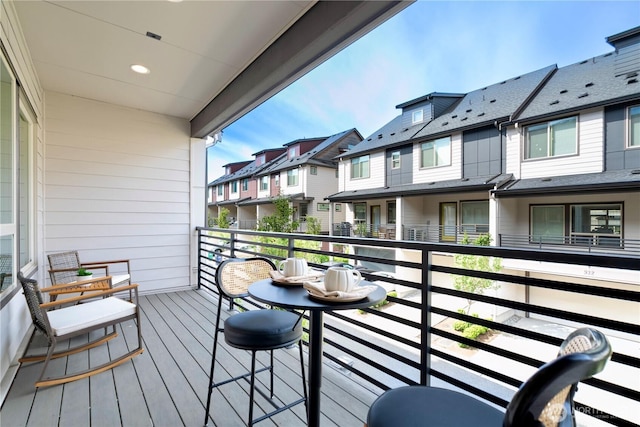 935 7th Ave NE Unit 17.3, Issaquah, WA 98029 - balcony with a residential view