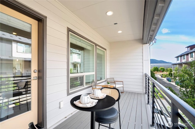 935 7th Ave NE Unit 17.3, Issaquah, WA 98029 - balcony featuring a mountain view