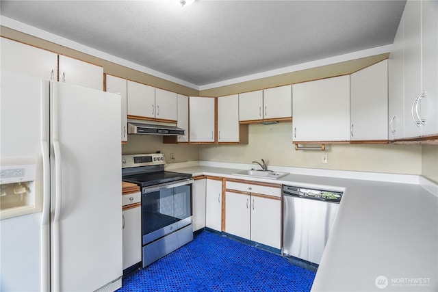 2717 Bench Dr, Aberdeen, WA 98520 - kitchen with stainless steel appliances, under cabinet range hood, light countertops, and white cabinets