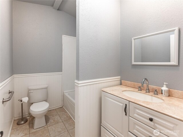115 Hummingbird Rd, East Wenatchee, WA 98802 - full bathroom with vanity, a bathtub, and a wainscoted wall