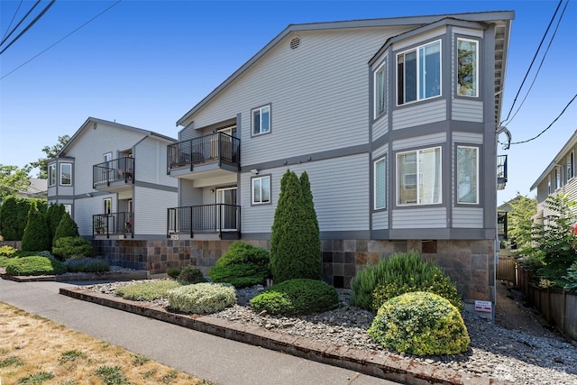 1125 N 93rd St Unit 6, Seattle, WA 98103 - view of side of home featuring a balcony