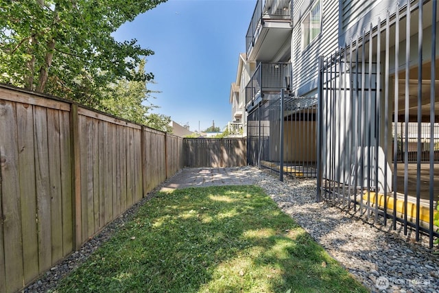 1125 N 93rd St Unit 6, Seattle, WA 98103 - view of fenced backyard