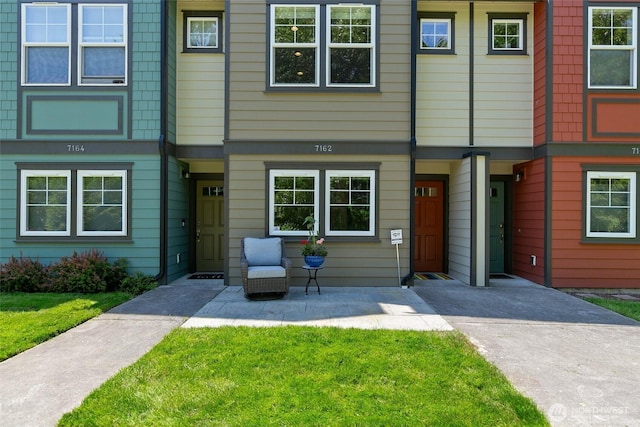 7162 Shinkle Pl SW Unit 64, Seattle, WA 98106 - multi unit property with a front yard