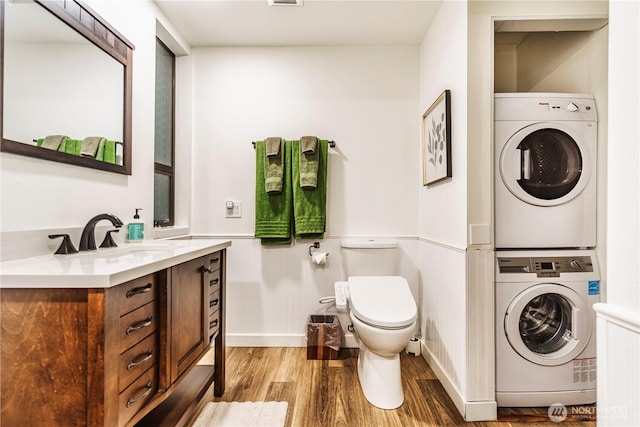 830 S 301st Pl, Federal Way, WA 98003 - bathroom featuring stacked washer / drying machine, wood finished floors, and vanity