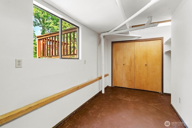 3909 Fielding Ave, Bellingham, WA 98229 - corridor with concrete floors