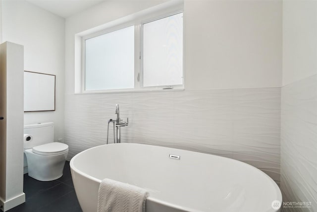 511 Howe St Unit C, Seattle, WA 98109 - full bath with a soaking tub and tile walls