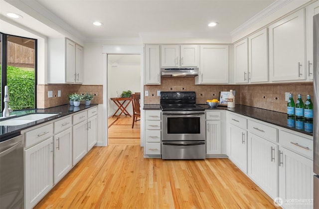 13063 SE 47th Pl, Bellevue, WA 98006 - kitchen with stainless steel appliances, under cabinet range hood, tasteful backsplash, dark countertops, and light wood finished floors