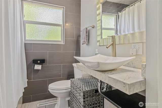3041 S 201st St, Seatac, WA 98198 - full bath featuring a shower with shower curtain and vanity