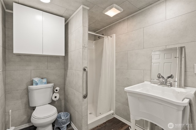 1241 Koontz Rd, Chehalis, WA 98532 - bathroom featuring tile walls, a shower stall, and wood finished floors