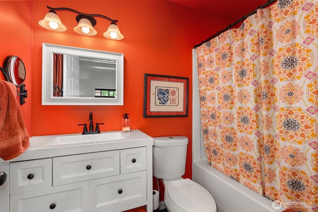 1241 Koontz Rd, Chehalis, WA 98532 - bathroom with vanity and shower / bath combo with shower curtain