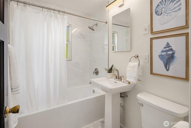 8046 40th Ave NE, Seattle, WA 98115 - full bathroom featuring toilet and shower / tub combo with curtain