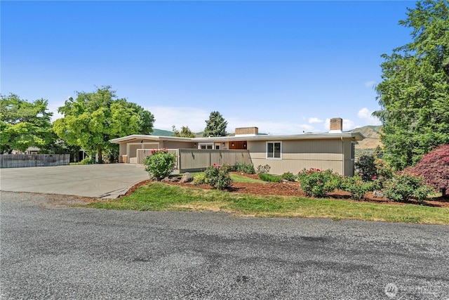 1840 Country Club Dr, East Wenatchee, WA 98802 - ranch-style house featuring a garage, concrete driveway, and a chimney