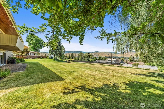 1840 Country Club Dr, East Wenatchee, WA 98802 - view of grassy yard featuring a mountain view
