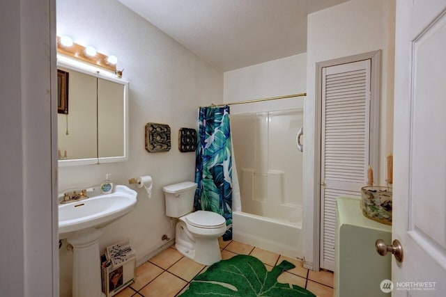 218 SW 15th St, Long Beach, WA 98631 - bathroom featuring shower / tub combo and tile patterned floors