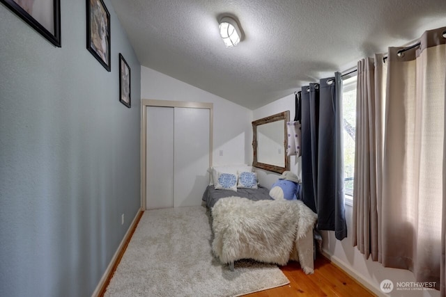 218 SW 15th St, Long Beach, WA 98631 - bedroom with a textured ceiling, vaulted ceiling, light wood-type flooring, and a closet